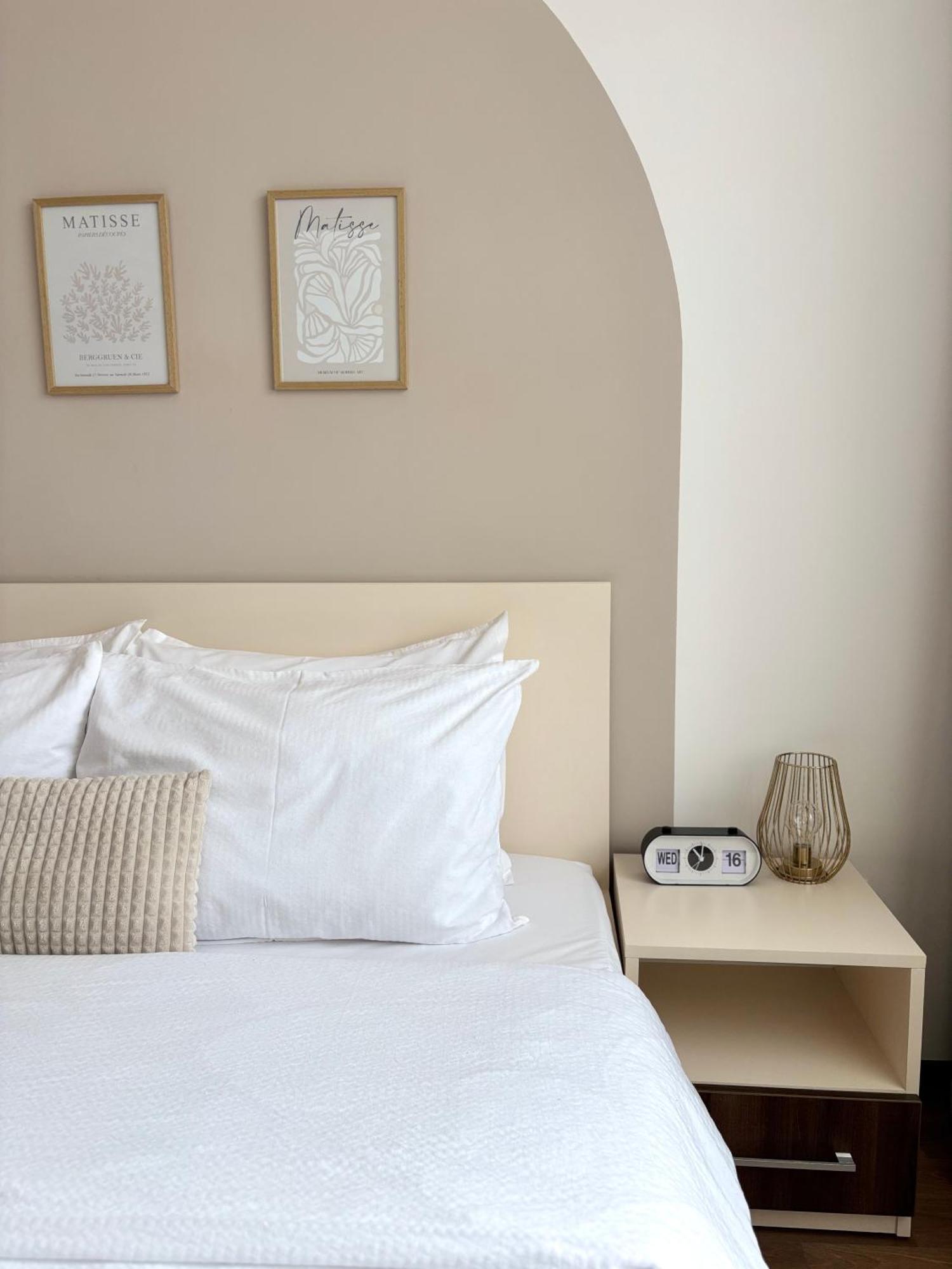 Wanderlust Home Cream, Rasnov Apt For 4, Wifi And Free Parking Exteriör bild