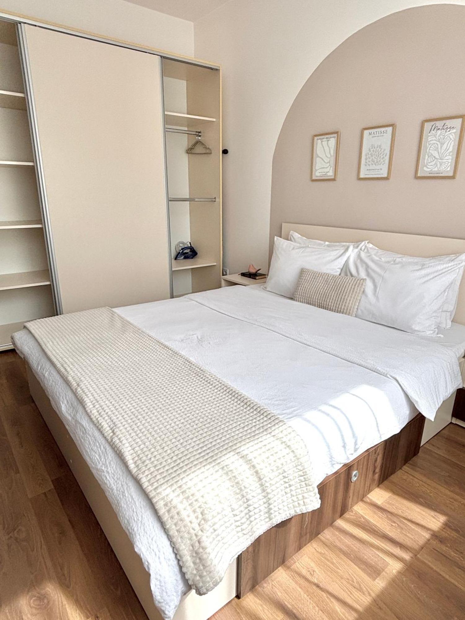 Wanderlust Home Cream, Rasnov Apt For 4, Wifi And Free Parking Exteriör bild