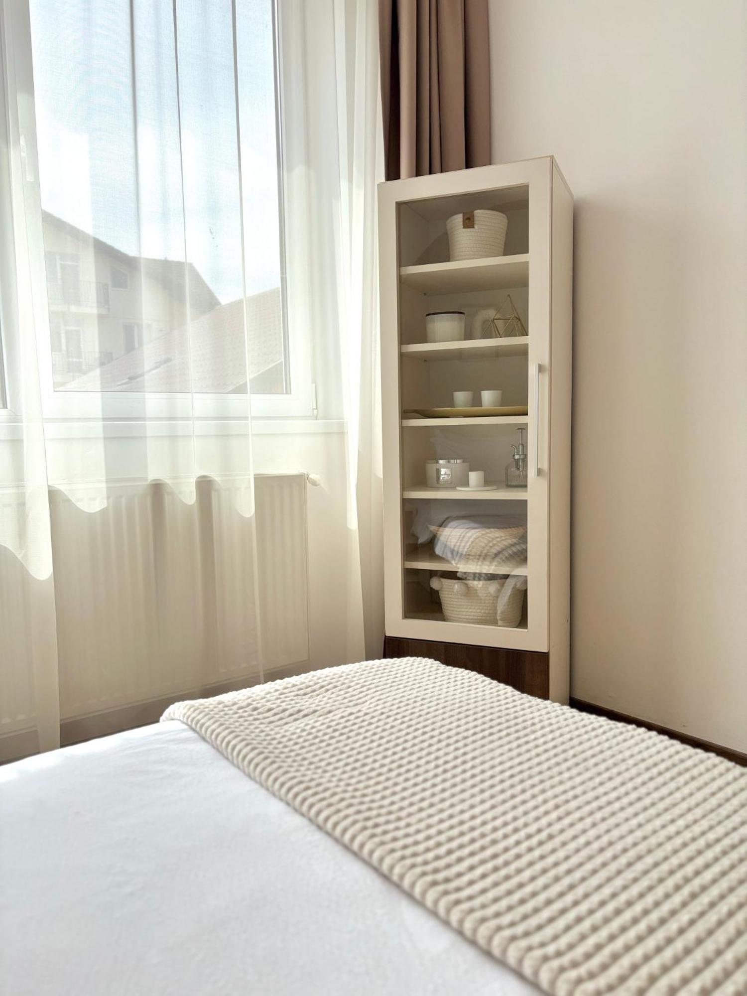 Wanderlust Home Cream, Rasnov Apt For 4, Wifi And Free Parking Exteriör bild